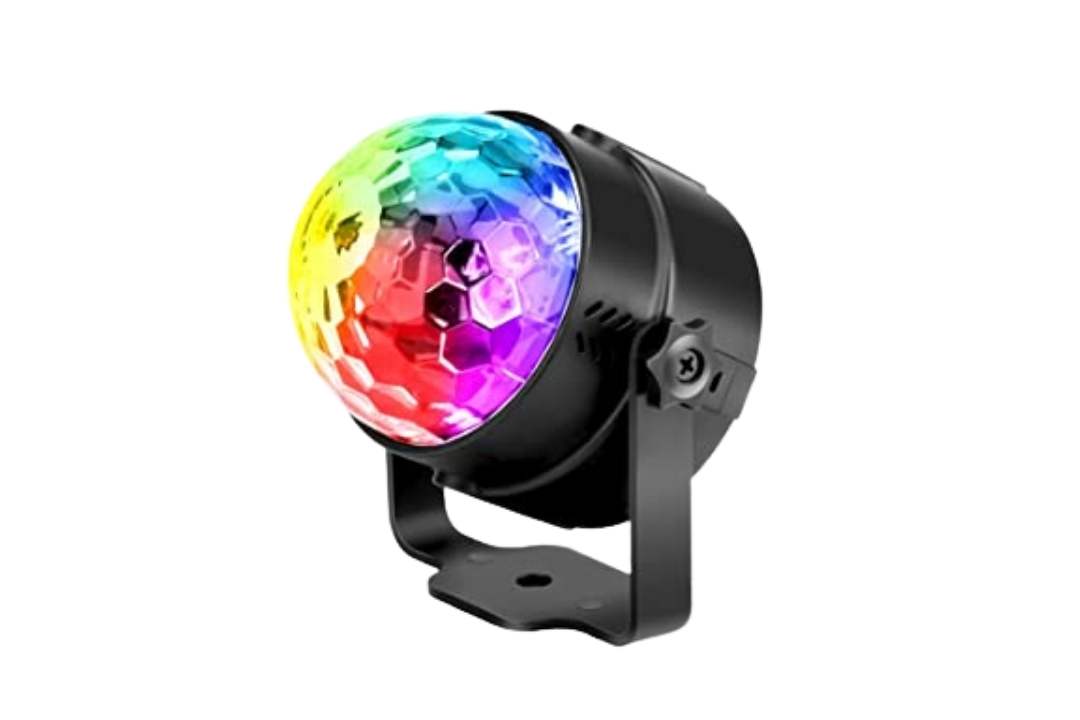 L’éclairage avec des LEDs multicolores intégrés à la boule à facettes